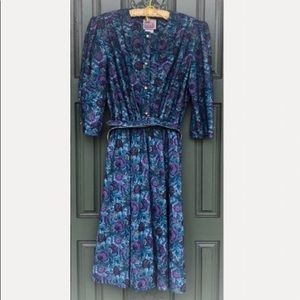 Vintage made in the USA! Floral dress (12) w/belt.